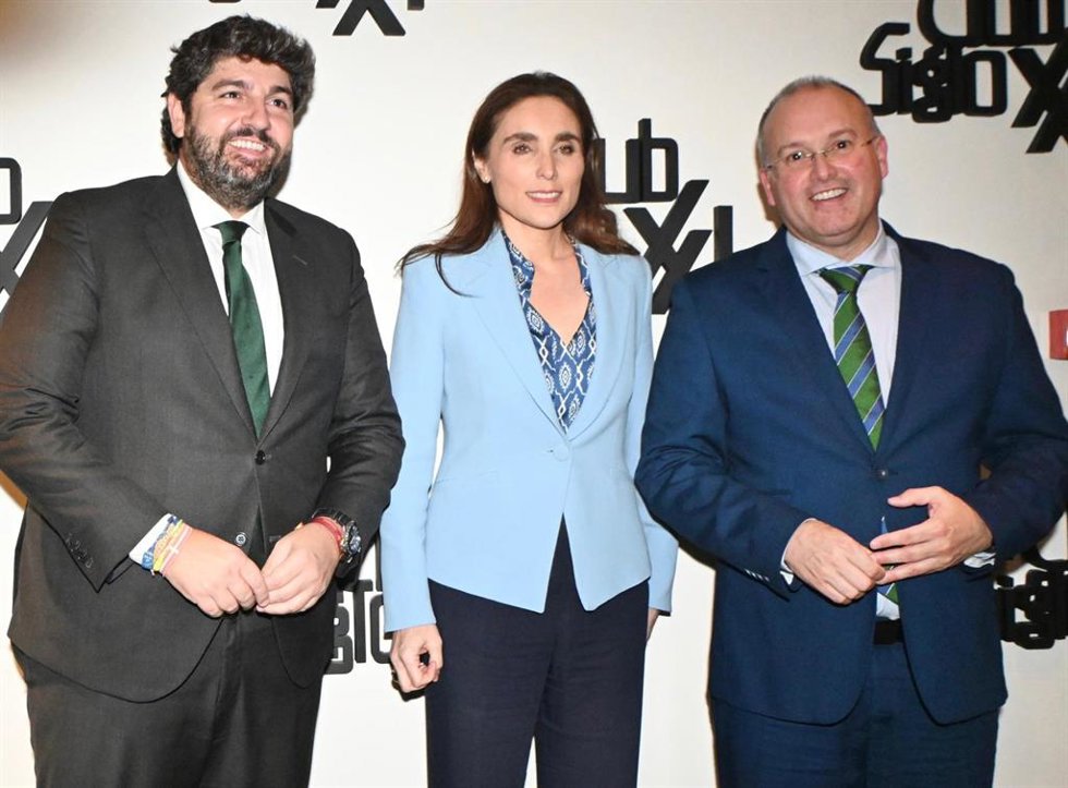 El presidente de Murcia, Fernando López Miras, presenta la conferencia del secretario general del PP, Miguel Tellado, en el Club Siglo XXI.