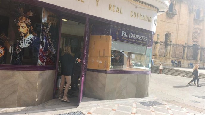 Escaparate fracturado en la tienda de El Abuelo