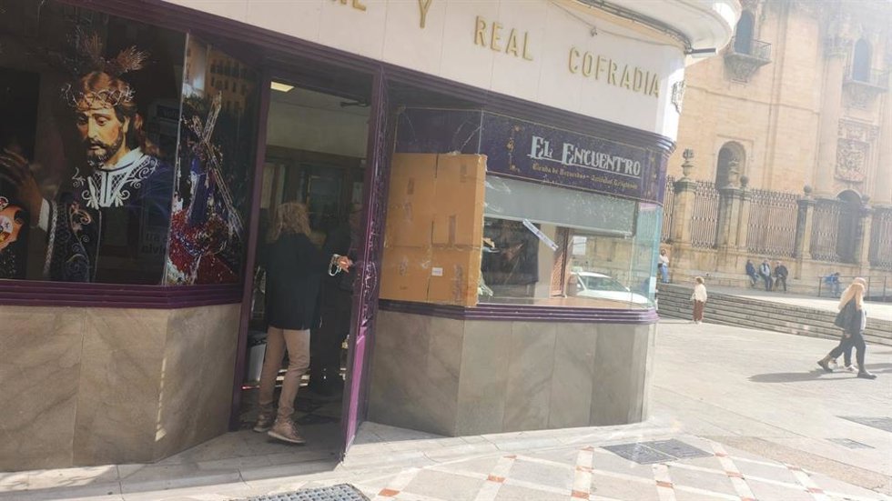 Escaparate fracturado en la tienda de El Abuelo