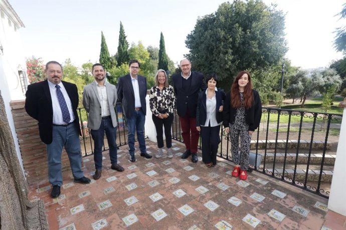El jurado del Premio de Poesía Ciudad de Córdoba 'Ricardo Molina' 2025 con Raúl Alonso, Sara Bueno, Chantal Maillard, Gustavo Guillén, José Luis Rey y Emeterio Gavilán, con Isabel Albás.