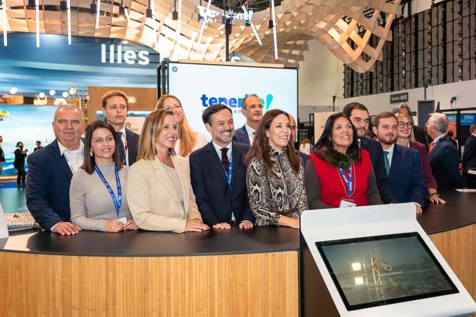 El vicepresidente y consejero de Turismo del Cabildo de Tenerife, Lope Afonso (c), junto a la delegación de la isla en la World Travel Market
