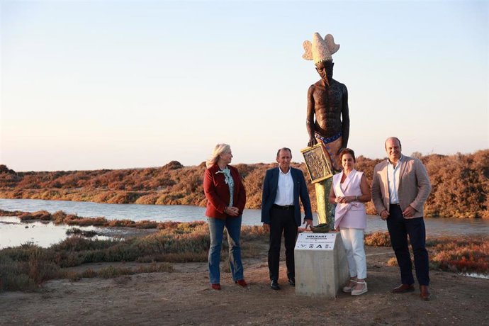 La consejera de Sostenibilidad y Medio Ambiente de la Junta de Andalucía, Catalina García, en una visita este martes a la Salina de Carboneros, en el municipio gaditano de Chiclana de la Frontera (Cádiz)