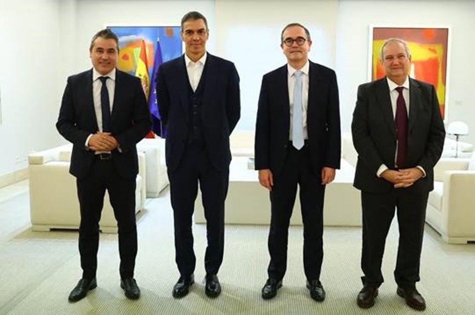 El presidente del Gobierno, Pedro Sánchez, se reúne con el nuevo consejero delegado del Grupo Renault, Franois Provost