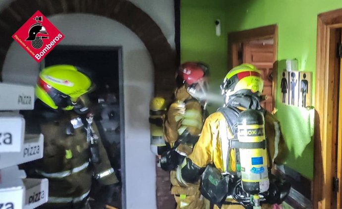 Diversos atesos per possible intoxicació per fums després d'un incendi en un bar d'Elda