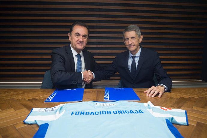 El presidente de la Fundación Unicaja, José M. Domínguez, y el administrador judicial del Málaga Club de Fútbol, José María Muñoz, durante la firma de un acuerdo