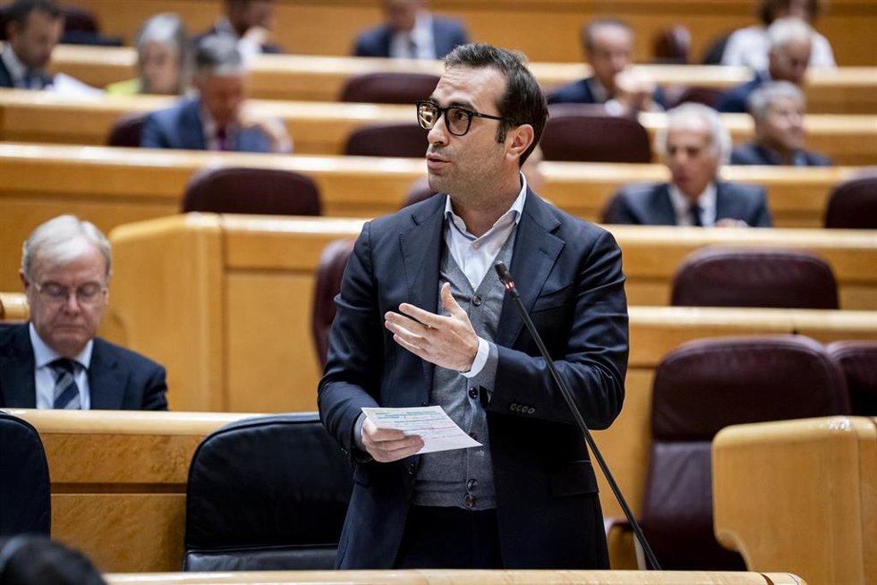 El ministro de Economía, Comercio y Empresa, Carlos Cuerpo, interviene durante una sesión plenaria, a 4 de noviembre de 2025, en Madrid (España). 