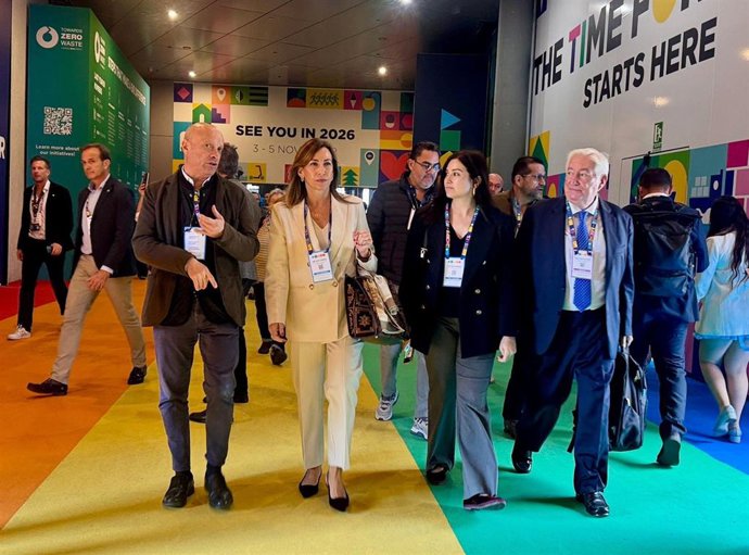 La alcaldesa de Zaragoza, Natalia Chueca, presenta el primer proyecto piloto de semafóros inteligentes dentro de la Estrategia de Movilidad Inteligente de la ciudad, en Smart City Expo World Congress 2025