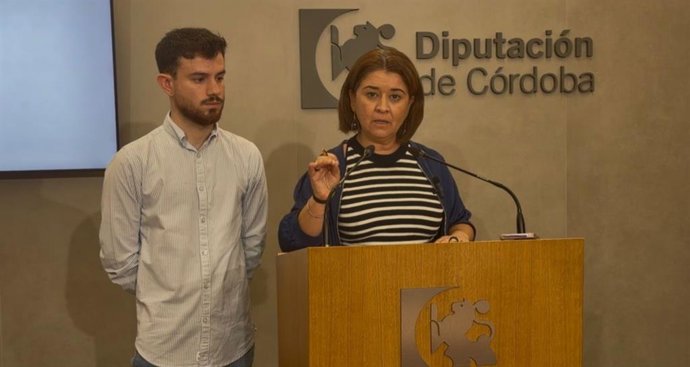 Los diputados de IU en la Diputación de Córdoba, Irene Ruiz y José Manuel Cobo, en rueda de prensa.