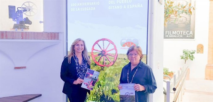 Carmen Santiago y Dolores Sánchez, durante la presentación en la Filmoteca de Andalucía de los actos conmemorativos del 600 aniversario de la llegada del pueblo gitano a España.