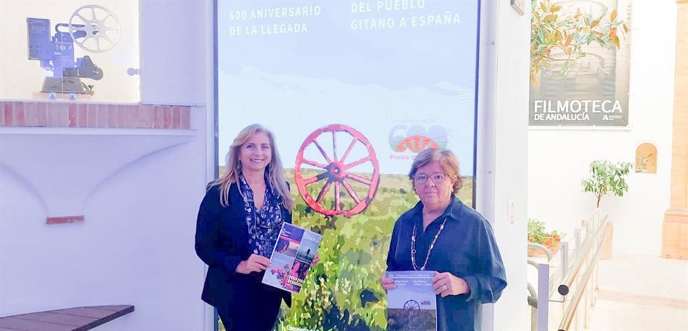 Carmen Santiago y Dolores Sánchez, durante la presentación en la Filmoteca de Andalucía de los actos conmemorativos del 600 aniversario de la llegada del pueblo gitano a España.