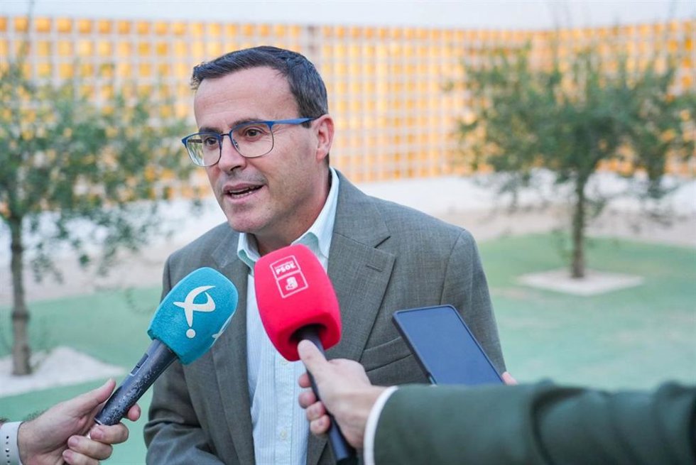El secretario general del PSOE de Extremadura y candidato a la presidencia de la Junta, Miguel Ángel Gallardo, atiende a los medios de comunicación
