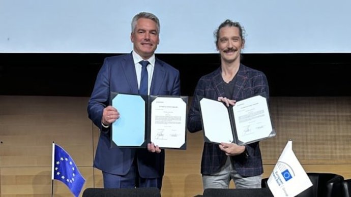 Firma del acuerdo de préstamo entre el Banco Europeo de Inversiones y Overture Life.