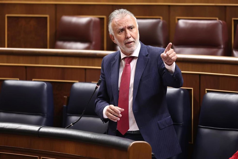 El ministro de Política Territorial y Memoria Democrática, Ángel Víctor Torres, interviene durante una sesión de Control al Gobierno, en el Congreso 