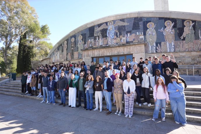 Alumnado de centros escolares de la provincia, frente al Salón de Actos Juan XXIII del Campus de Rabanales, en el marco de la XV edición de 'Café con ciencia'.