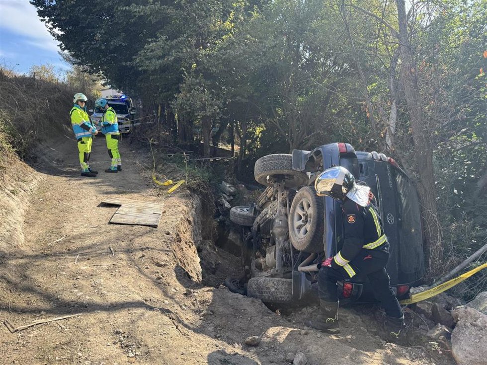 Turismo volcado en un camino de Arganda del Rey