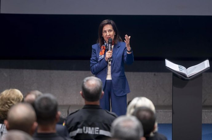 La ministra de Defensa, Margarita Robles, interviene durante la presentación del libro y exposición fotográfica 'Invencibles - XX Aniversario UME', en la Fábrica Nacional de Moneda y Timbre, a 10 de octubre de 2025, en Madrid (España).