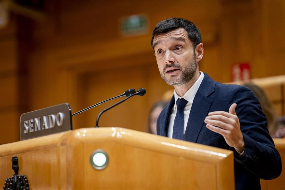 El ministro de Derechos Sociales, Consumo y Agenda 2030, Pablo Bustinduy, durante una sesión plenaria, a 4 de noviembre de 2025, en Madrid (España). 