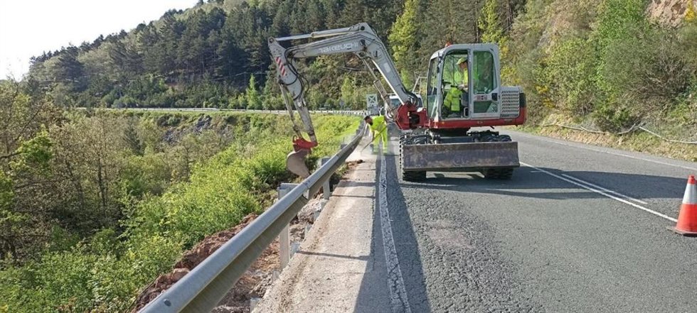 Ejecución de hinca y reperfilado de talud.N-111.Pk.276+200
