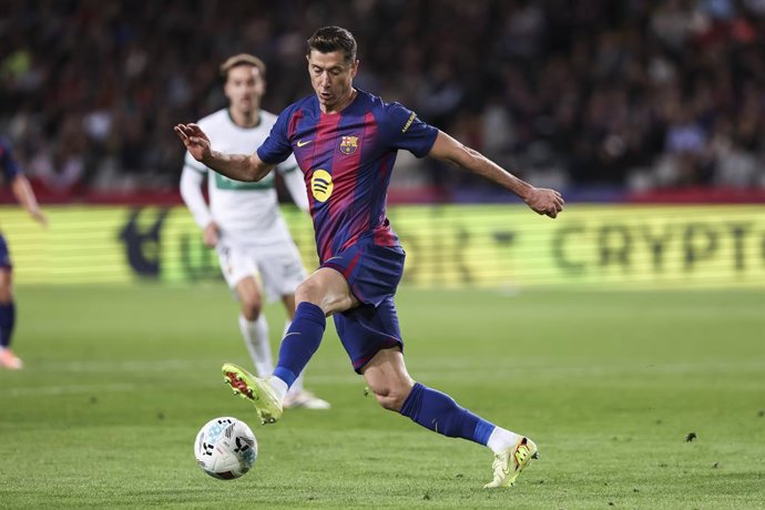 Robert Lewandowski, do FC Barcelona, em ação durante a partida de futebol do Campeonato Espanhol, La Liga EA Sports, disputada entre FC Barcelona e Elche CF no Estadi Olimpic Lluis Companys em 2 de novembro de 2025 em Barcelona, Espanha.