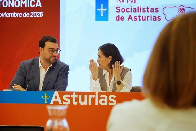 Adrián Barbón, a la izquierda