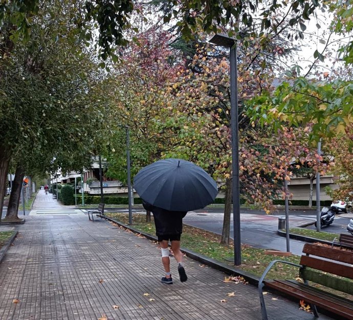 Un hombre con un paraguas