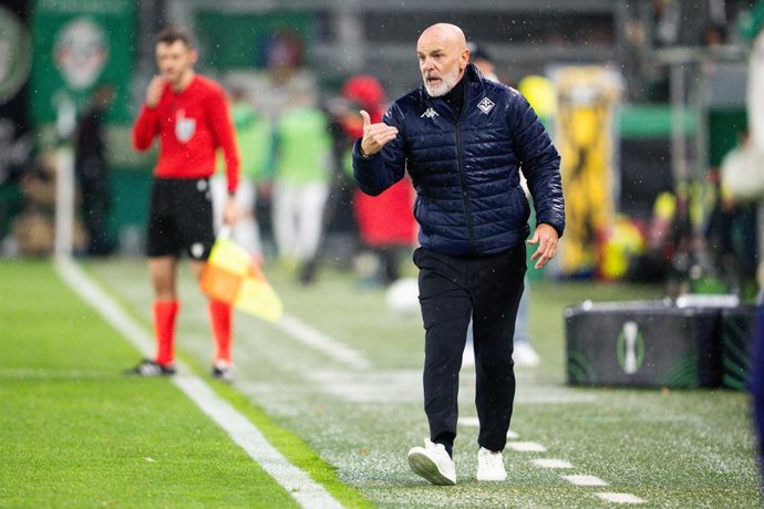 23 October 2025, Austria, Vinna: Fiorentina coach Stefano Pioli reacts on the touchline during the UEFA Conference League match between SK Rapid and ACF Fiorentina. Photo: Georg Hochmuth/APA/dpa