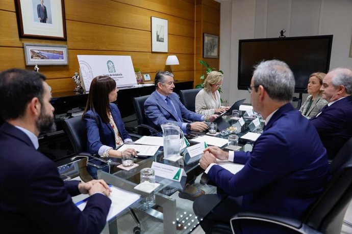 El consejero de Sanidad, Presidencia y Emergencias, Antonio Sanz, en la reunión con el presidente del Consejo Andaluz de Colegios de Farmacéuticos (Cacof), Antonio Mingorance.