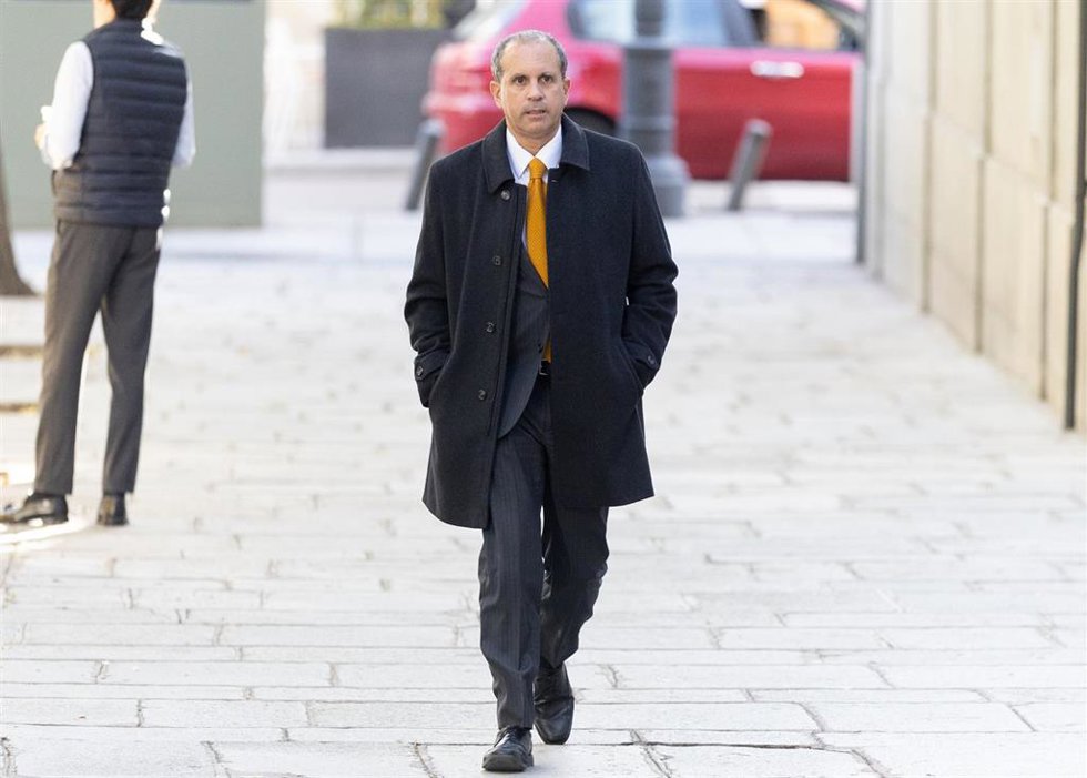 El abogado del querellante Alberto González Amador, Carlos Neira Herrera, a su llegada la segunda jornada del juicio al fiscal general del Estado, en el Tribunal Supremo, a 4 de noviembre de 2025, en Madrid (España).