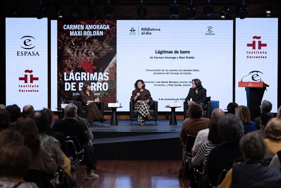 (I-D) La escritora Carmen Amoraga; la presidenta del Consejo de Estado, Carmen Calvo y el escritor Maxi Roldán, durante la presentación del libro Lágrimas de Barro en el Instituto Cervantes, a 4 de noviembre de 2025, en Madrid (España).