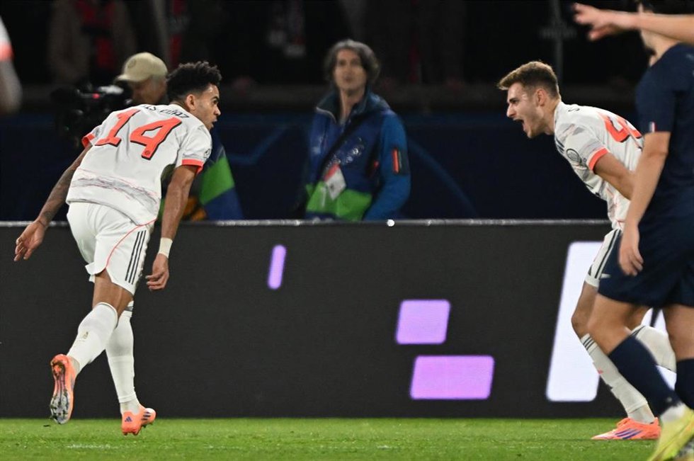 Luis Díaz celebra con Pavlovic uno de sus goles en el PSG-Bayern de la Liga de Campeones 25-26