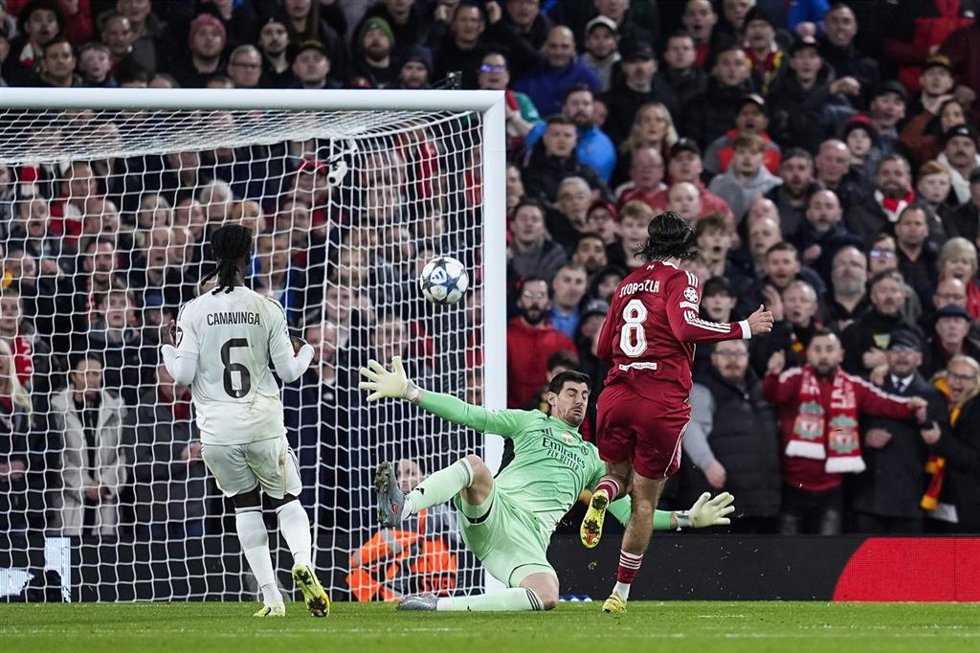 El portero del Real Madrid Thibaut Courtois realiza una parada al remate de Dominik Szoboszlai en la Champions 2025/26.