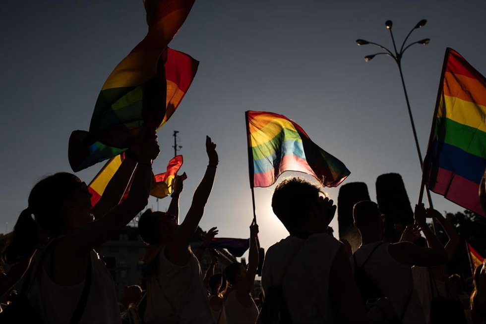 Archivo - Varias personas con banderas LGTBI 