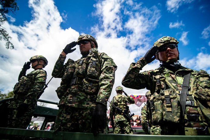 Archivo - 20 de julho de 2024, Bogotá, Cundinamarca, Colômbia: Membros do exército colombiano participam do desfile militar do 214º aniversário da independência da Colômbia em Bogotá, em 20 de julho de 2024.