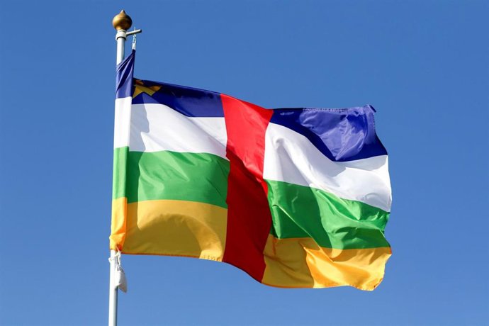 Archivo - La bandera de República Centroafricana ondea en el complejo del Foro Económico Internacional de San Petersburgo, en Rusia