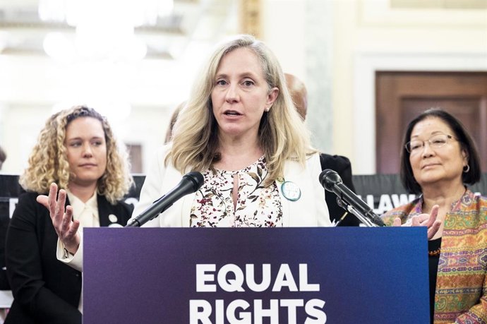 Archivo - January 31, 2023, Washington, District of Columbia, USA: U.S. Representative ABIGAIL SPANBERGER (D-VA) speaking with reporters at the U.S. Capitol about a resolution to affirm ratification of the Equal Rights Amendment.