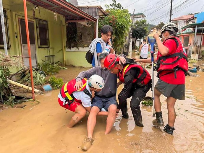 CEBU, Nov. 4, 2025  -- Rescuers from the Philippine Red Cross evacuate residents from their home after the flood brought by heavy rains from typhoon Kalmaegi in Cebu Province, the Philippines, on Nov. 4, 2025. Typhoon Kalmaegi has hammered the Philippines