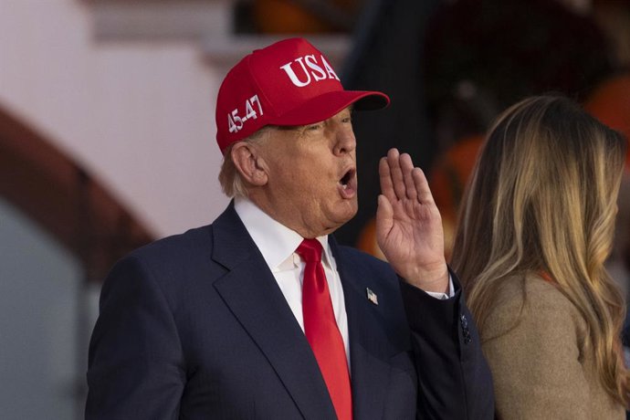 30 de outubro de 2025, Washington, Distrito de Colúmbia, EUA: O presidente dos EUA, DONALD TRUMP, e a primeira-dama, Melania Trump, organizam um evento de doces ou travessuras de Halloween no gramado sul da Casa Branca em Washington, D.C., na quinta-feira