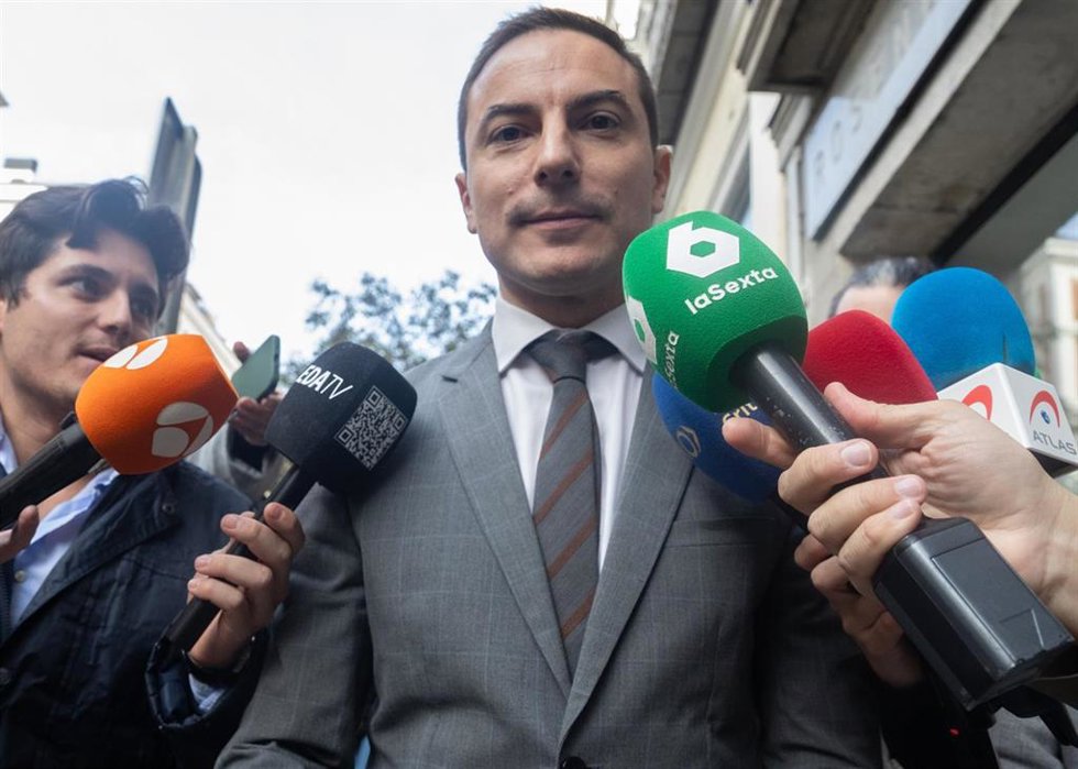 Archivo - El ex secretario general del PSOE de Madrid Juan Lobato a su salida del Tribunal Supremo.