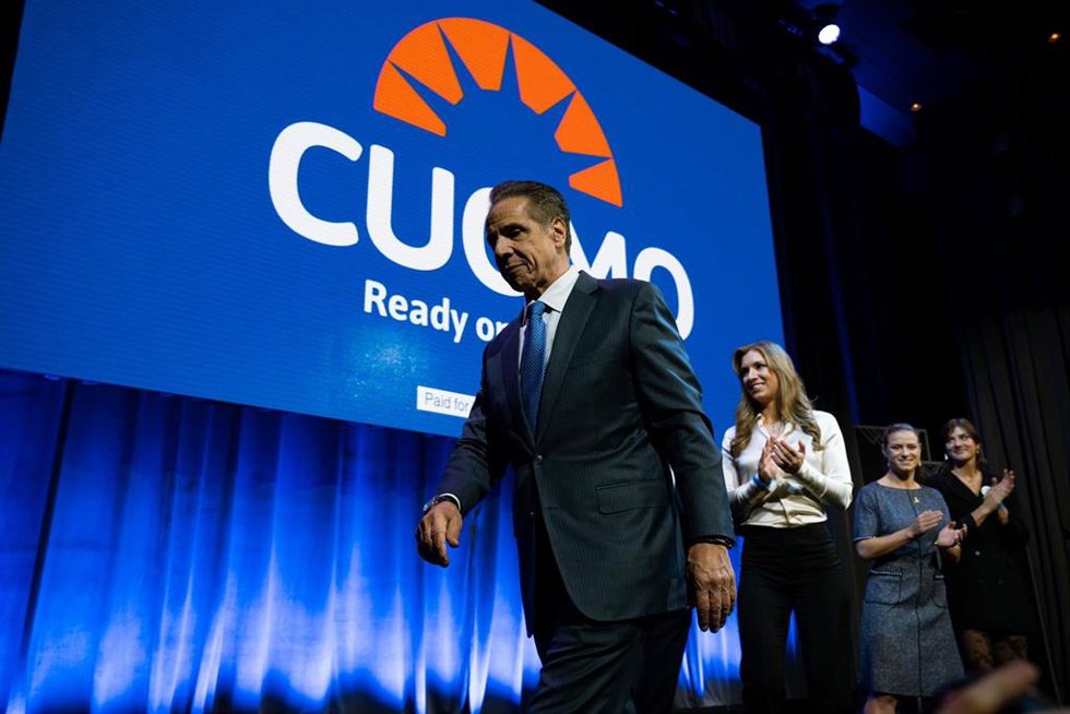 El candidato independiente a la Alcaldía de Nueva York Andrew Cuomo abandona el escenario en su fiesta de seguimiento de los resultados electorales