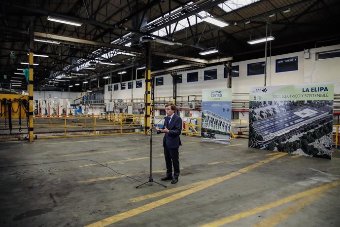 Archivo - El alcalde de Madrid, Jose Luis Martínez-Almeida, interviene durante su visita a las instalaciones del Centro de Operaciones de La Elipa, en el Centro de Operaciones EMT La Elipa, a 7 de marzo de 2022, en Madrid (España). Este nuevo Centro de Op