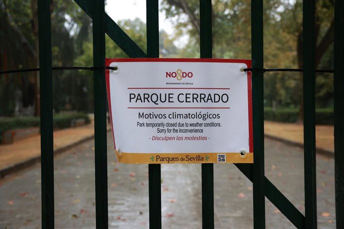 Imágenes del Parque de María Luisa cerrado por motivos meteorológicos adversos en Sevilla capital. Imagen de archivo.