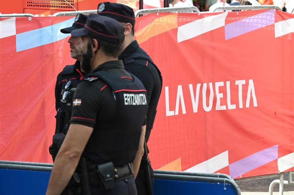 Archivo - Agentes de la Ertzaintza durante la 11 etapa de la Vuelta Ciclista a España, a 3 de septiembre de 2025, en Bilbao