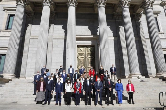 Archivo - Diputados de la Comisión del Pacto de Toledo posando ante el Congreso tras aprobar en 2020, en plena pandemia, la renovación de sus recomendaciones
