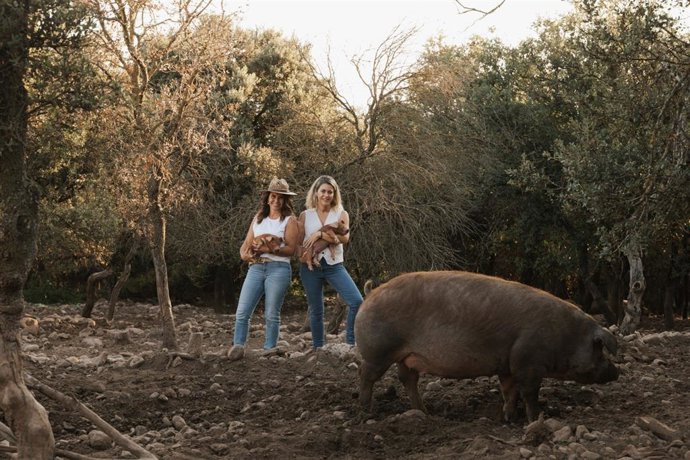 Delia y Rosa Gil de Embutidos Luis Gil en la finca 'El Encinar', Valle de Oco
