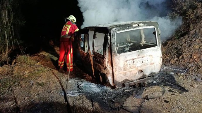 Furgoneta calcinada en Argoños