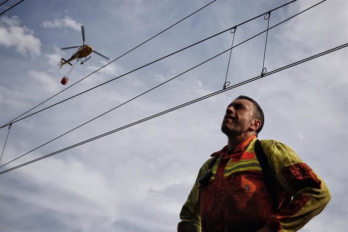 Archivo - Bomberos de Asturias trabajan para extinguir las llamas en un incendio forestal, a 28 de marzo de 2023, en Toraño, Parres, Asturias (España). El Gobierno regional activó el pasado jueves por la noche  el Plan de Incendios Forestales del Principa