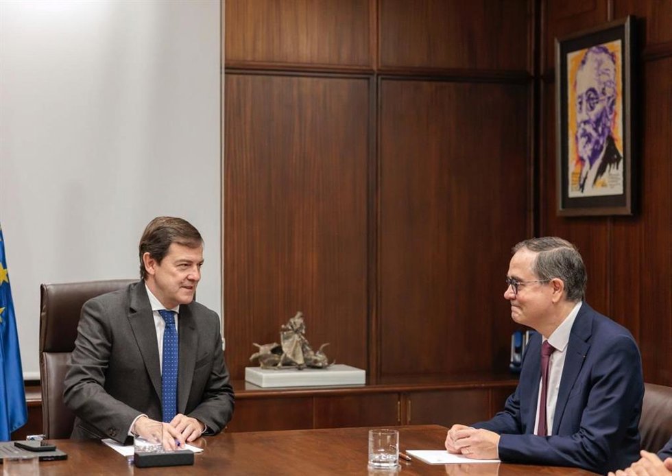 Mañueco recibe en la sede de la Presidencia de la Junta al  nuevo CEO de Renault