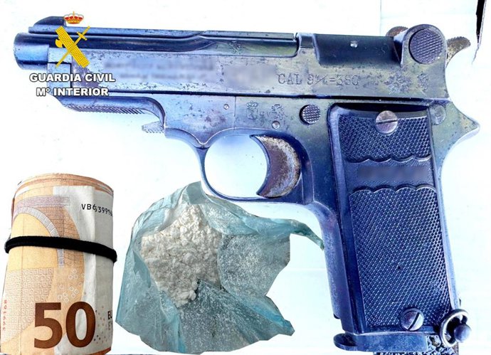 La pistola, dinero y parte de la droga