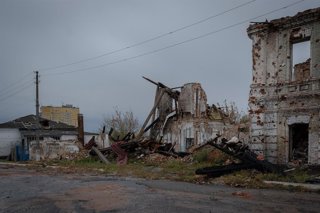 Archivo - Imagen de archivo de una calle de Kupiansk, en Ucrania, tras un ataque del Ejército ruso.