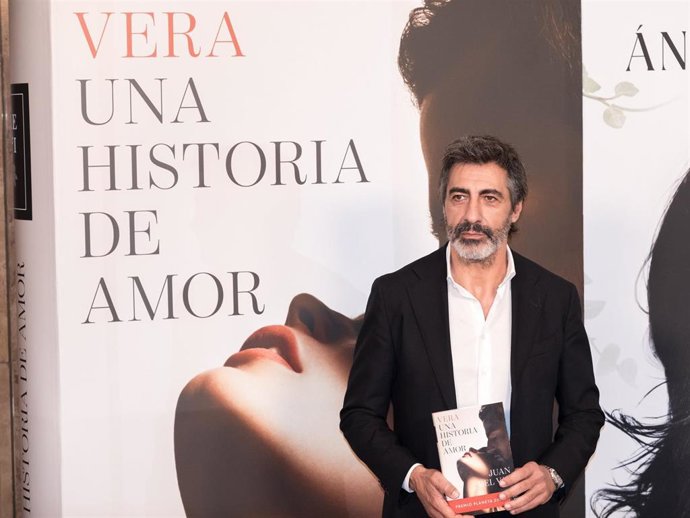 El ganador del Premio Planeta 2025, Juan del Val, durante la presentación de las novelas ganadora y finalista del Premio Planeta 2025, en el Instituto Cervantes de Madrid, a 4 de noviembre de 2025, en Madrid (España).
